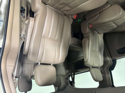 Used 2015 Chrysler Town & Country Touring FWD image 16