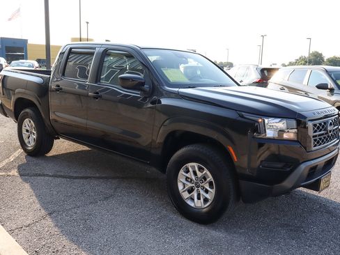 Used 2024 Nissan Frontier SV image 3