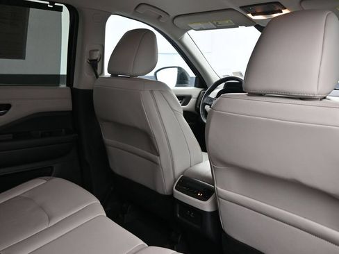 Used 2024 Nissan Pathfinder SL FWD image 15
