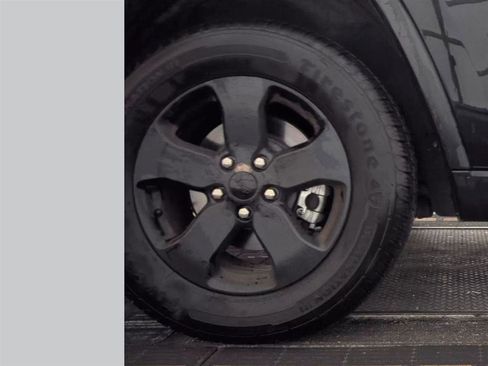Used 2012 Jeep Grand Cherokee Laredo AWD/4WD image 11
