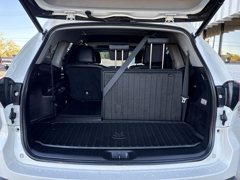 Used 2017 Toyota Highlander SE image 12