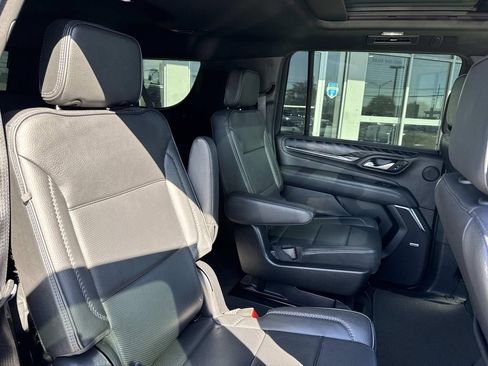 Used 2022 GMC Yukon XL Denali w/ Denali Premium Package image 10