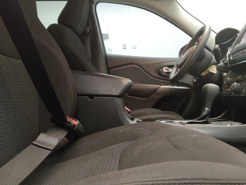 Used 2021 Jeep Cherokee Latitude FWD image 21