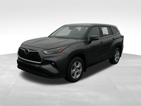 Used 2024 Toyota Highlander Limited image 3