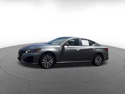 Used 2025 Nissan Altima 2.5 SV FWD image 8