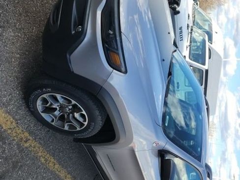 Used 2020 Jeep Cherokee Trailhawk w/ Cold Weather Group AWD/4WD image 2