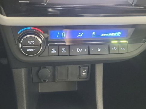 Used 2015 Toyota Corolla LE image 30