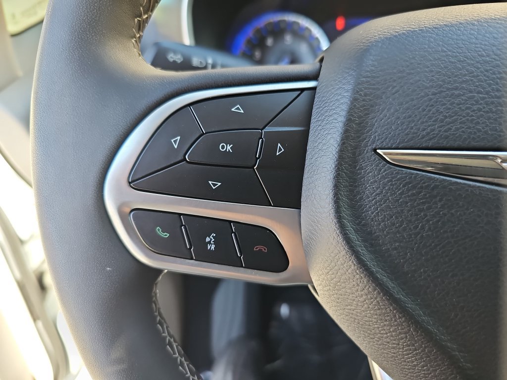Used 2024 Chrysler Pacifica Touring-L FWD image 11