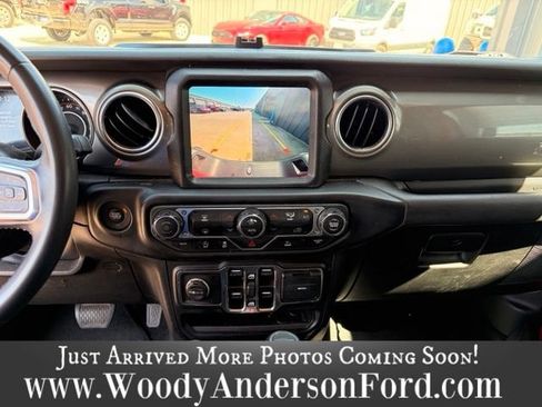 Used 2023 Jeep Gladiator Overland AWD/4WD image 12