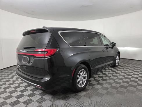 Used 2023 Chrysler Pacifica Touring-L FWD image 5