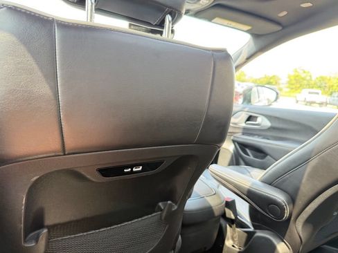 Used 2025 Chrysler Pacifica Limited FWD image 26