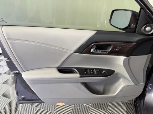 Used 2017 Honda Accord Touring image 19