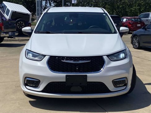 Used 2023 Chrysler Pacifica Touring-L FWD image 2