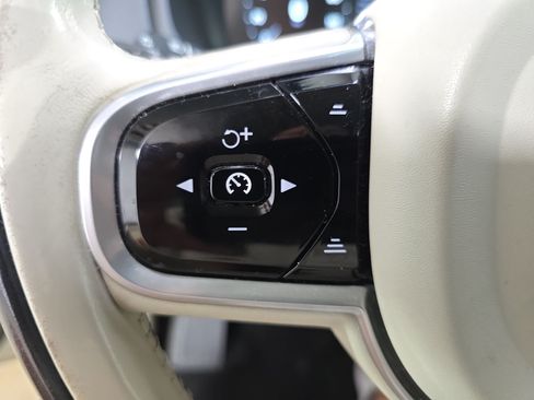 Used 2018 Volvo XC90 T6 Momentum w/ Convenience Package AWD/4WD image 10