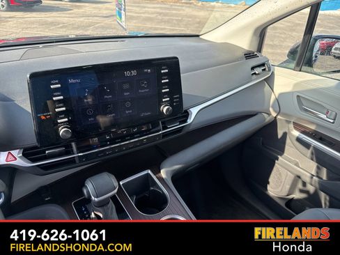 Used 2024 Toyota Sienna XLE image 21