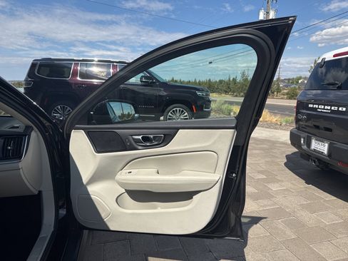 Used 2023 Volvo V60 B5 Cross Country Plus w/ Climate Package image 15