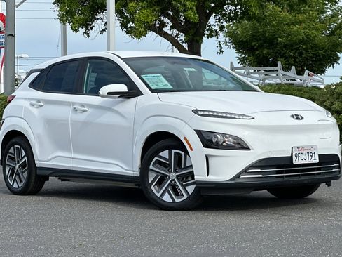 Used 2023 Hyundai Kona SE w/ Cargo Package FWD image 2