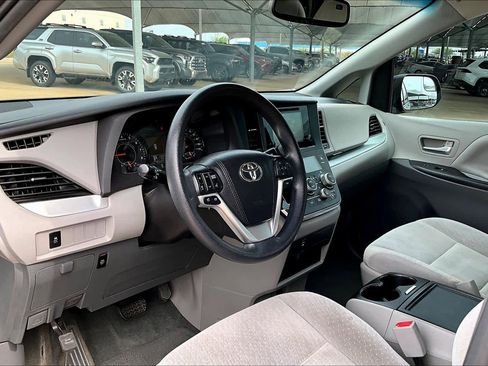Used 2015 Toyota Sienna LE image 15