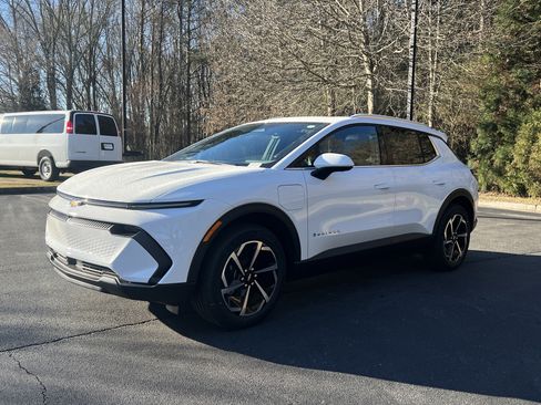 New 2026 Chevrolet Equinox EV LT image 5