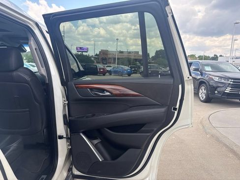 Used 2015 Cadillac Escalade Luxury AWD/4WD image 32
