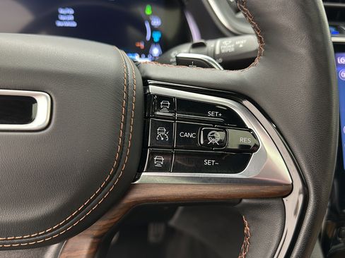 Used 2023 Jeep Grand Cherokee Summit AWD/4WD image 19