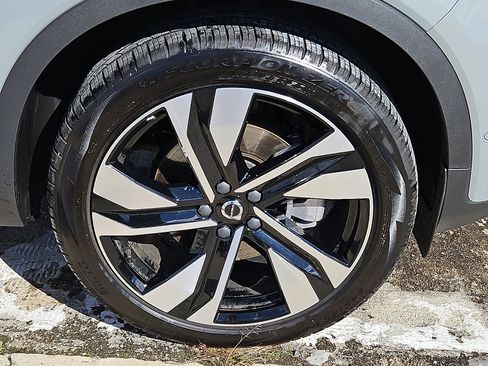 Used 2025 Volvo XC40 B5 Ultra w/ Climate Package image 8