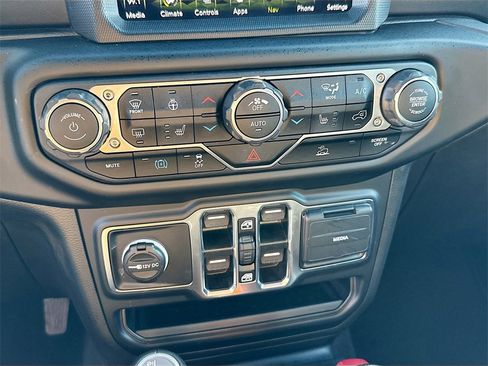 Used 2023 Jeep Wrangler Unlimited Sahara w/ Cold Weather Group image 17