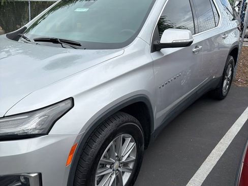 Used 2022 Chevrolet Traverse LT image 2