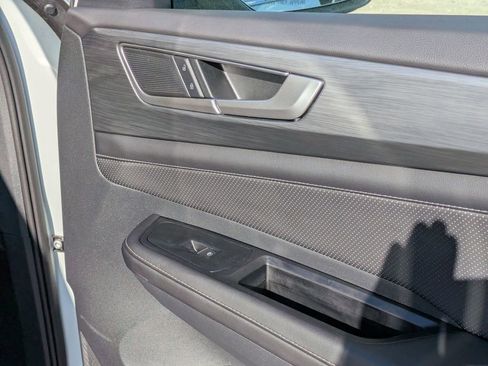 Used 2025 Volkswagen Atlas Cross Sport SE image 28