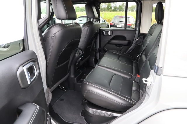 Used 2022 Jeep Wrangler Unlimited Sahara AWD/4WD image 19