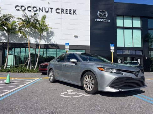 Used 2020 Toyota Camry LE image 5