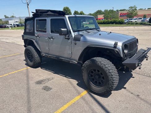 Used 2015 Jeep Wrangler Unlimited Sahara w/ Connectivity Group AWD/4WD image 11