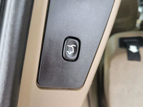 Used 2013 Chrysler Town & Country Touring-L w/ Driver Convenience Group image 7