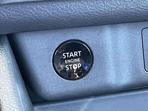 Used 2025 Nissan Rogue S image 28