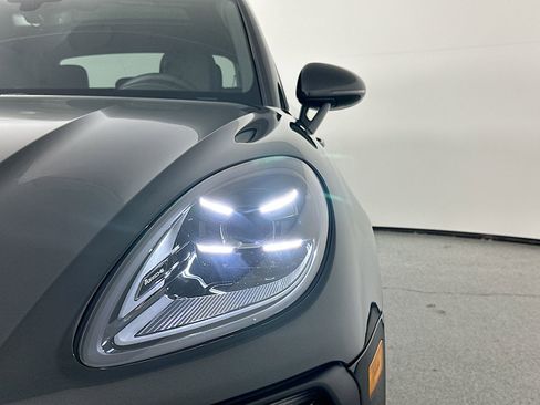 Certified 2025 Porsche Macan image 15
