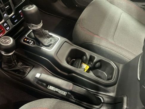 Used 2025 Jeep Wrangler Unlimited Rubicon image 14