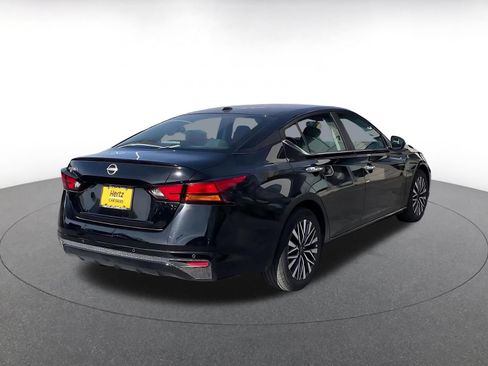 Used 2025 Nissan Altima 2.5 SV FWD image 14