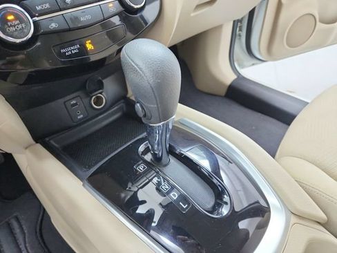 Used 2016 Nissan Rogue SV FWD image 26