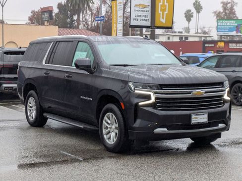 Used 2023 Chevrolet Suburban LT image 3