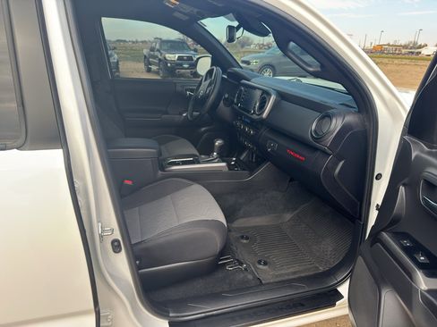 Used 2023 Toyota Tacoma TRD Off-Road image 10