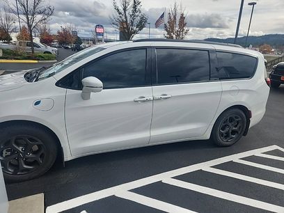 Used 2021 Chrysler Pacifica Touring-L w/ Uconnect Theater Family Group