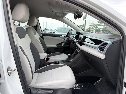 New 2026 Volkswagen Taos SE FWD image 17