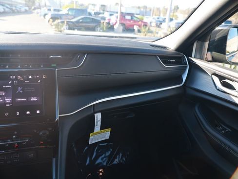 New 2025 Jeep Grand Cherokee Altitude image 24