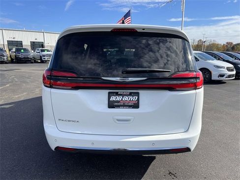 Used 2023 Chrysler Pacifica Touring-L image 6