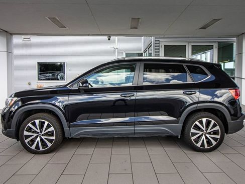 Used 2023 Volkswagen Taos SE w/ Panoramic Sunroof Package FWD image 11