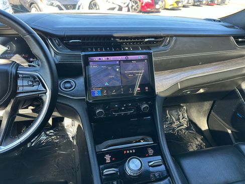 Used 2022 Jeep Grand Cherokee Overland w/ Luxury Tech Group IV image 12