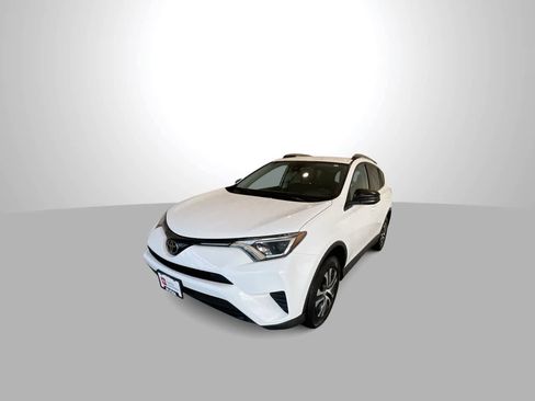 Used 2018 Toyota RAV4 LE image 4