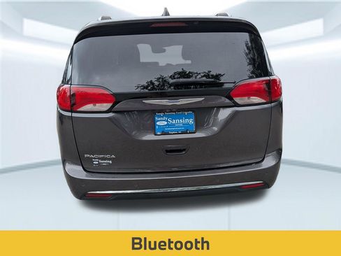 Used 2018 Chrysler Pacifica Touring-L w/ Tire & Wheel Group FWD image 5