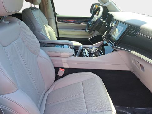 Used 2022 Jeep Wagoneer Series III AWD/4WD image 10