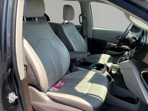 Used 2019 Chrysler Pacifica Touring-L Plus FWD image 29
